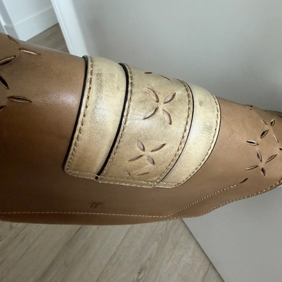 Frye Ilana Taupe Perforated Leather Saddle Crossbody Bag Purse in Cement - Picture 9 of 16